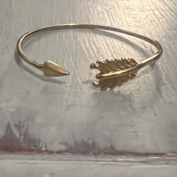 Stella & Dot Bangle Bracelet Arrow Gold Tone Vintage Designer Signed - Picture 3 of 6